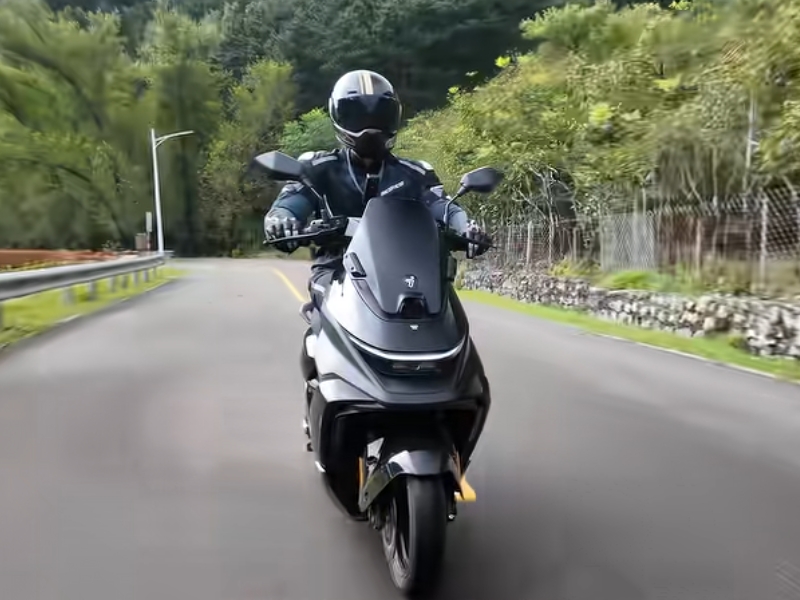 在城市里租房的人,骑摩托和骑电摩哪个好一点?